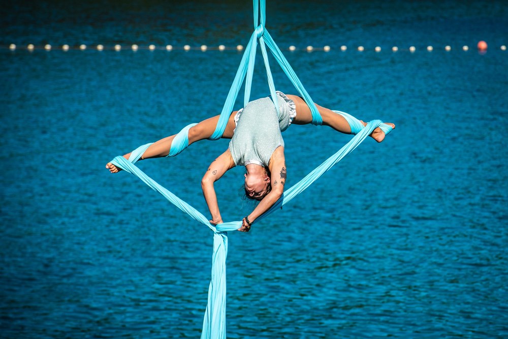 Ples na svili iznad vode - performans u pulskom Wake parku (Marijana BANKO/CROPIX)